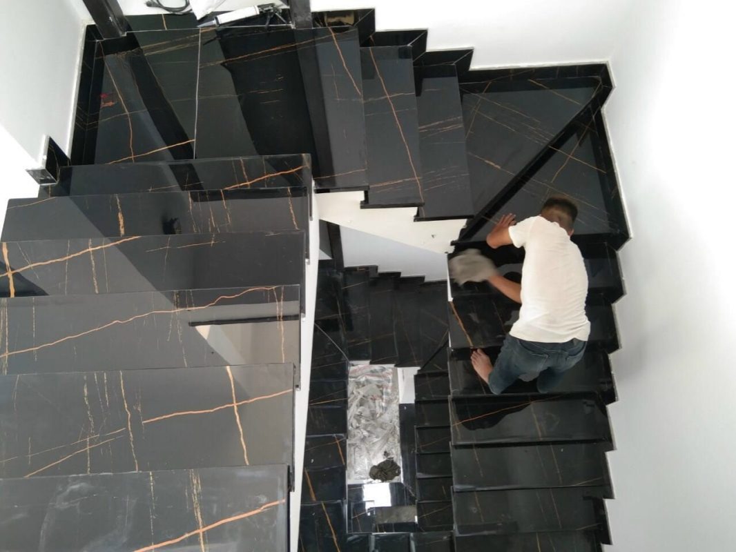 thi công đá ốp cầu thang